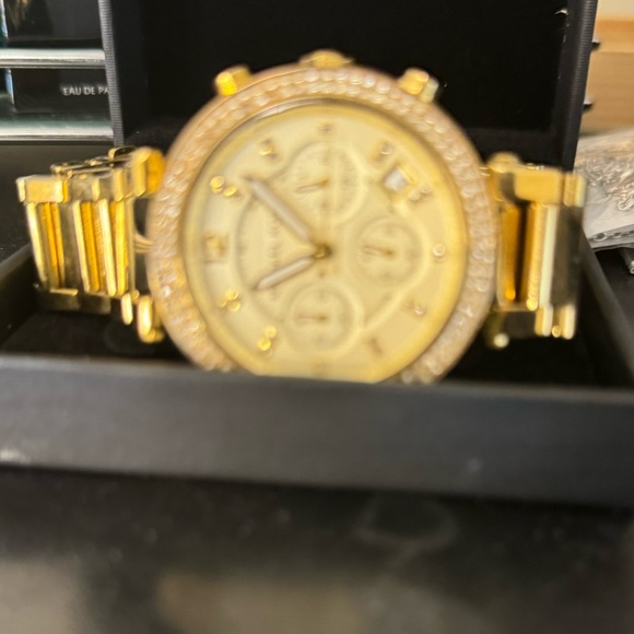 Michael kors gold bezel woman’s watch - Picture 4 of 5